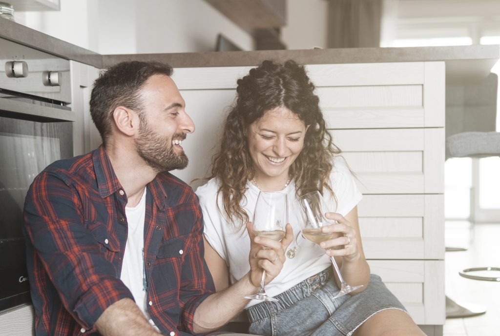 Diversión en pareja con vino