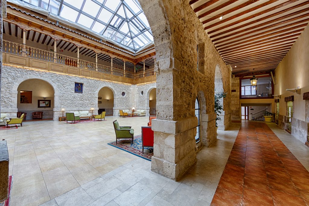 Claustro de Hotel Convento las Claras, en Peñafiel, Valladolid
