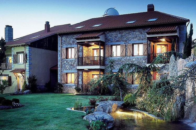 Fachada Hotel El Milano Real, en Hoyos del Espino, Ávila