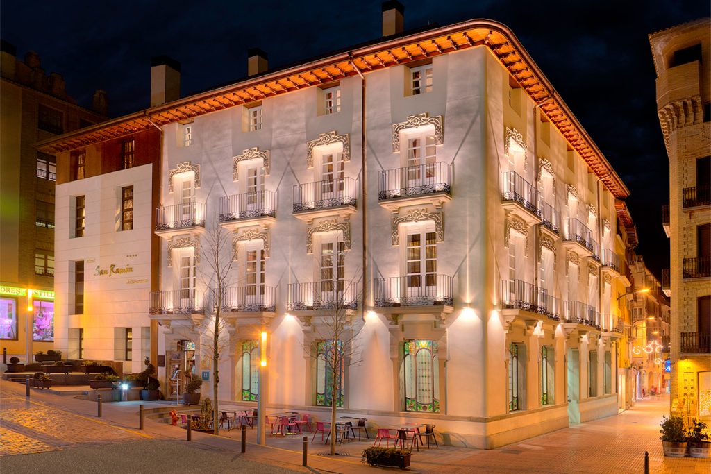 Fachada nocturna de Hotel San Ramón del Somontano, en Barbastro, Huesca