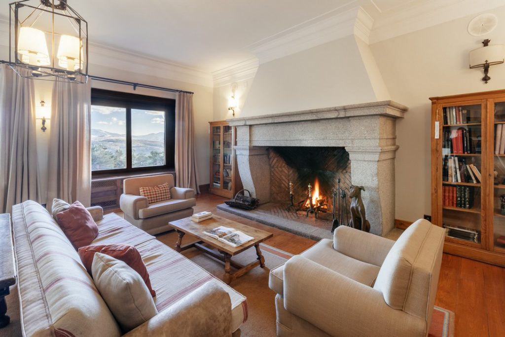 Salón con chimenea de Parador de Gredos, en Navarredonda de Gredos, Ávila
