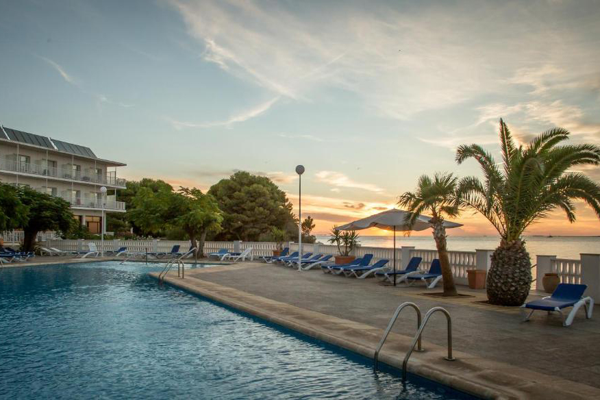 Piscina del Hotel Carlos III, en Sant Carles de la Ràpita, Tarragona