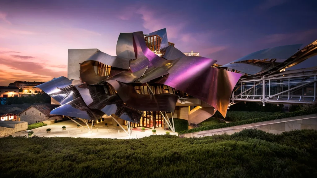 Fachada nocturna hotel Marqués de Riscal en Elciego, Rioja Alavesa