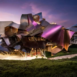 Fachada nocturna hotel Marqués de Riscal en Elciego, Rioja Alavesa