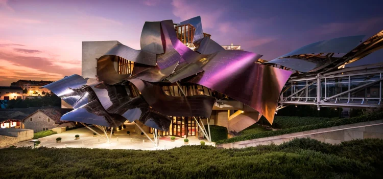 Fachada nocturna hotel Marqués de Riscal en Elciego, Rioja Alavesa