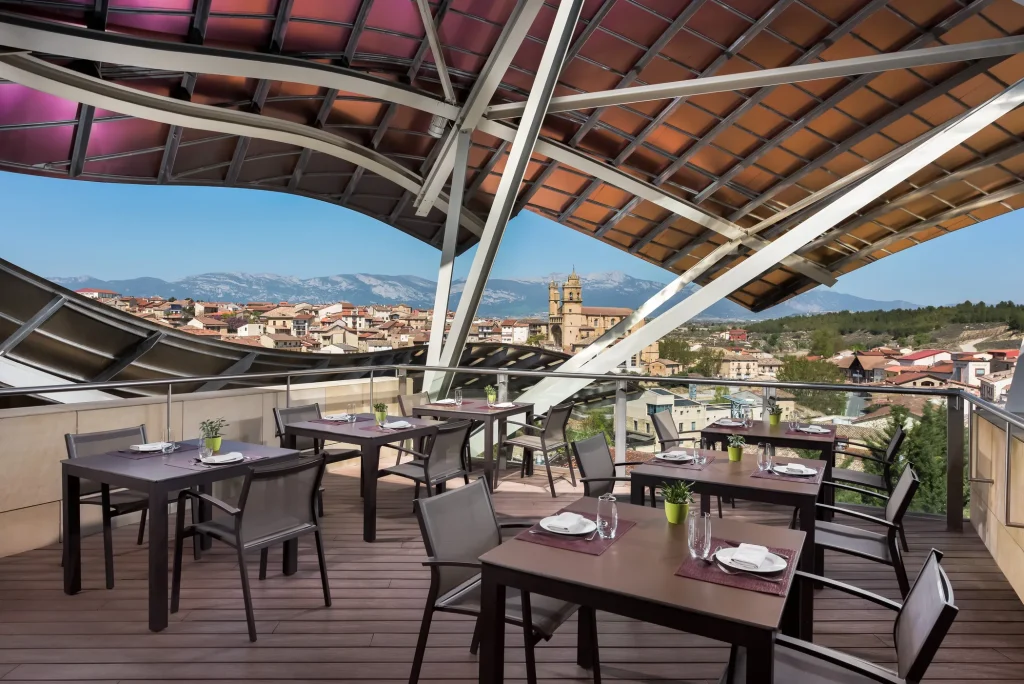 Terraza restaurante 1860 Tradición en Hotel Marqués de Riscal, en Elciego, Rioja Alavesa