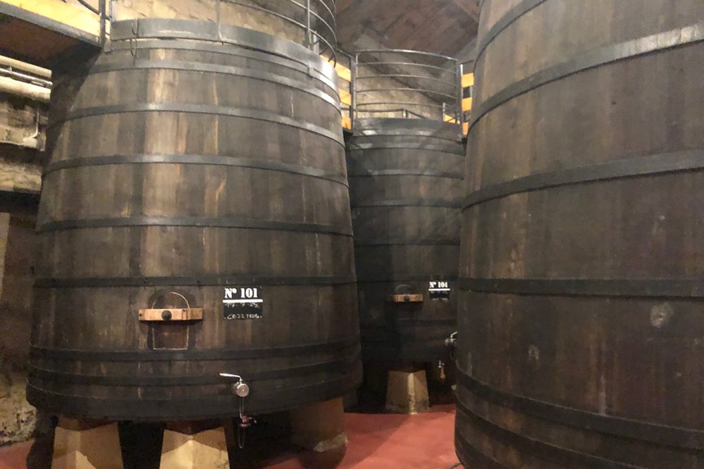 Tonel de madera de bodega de vino