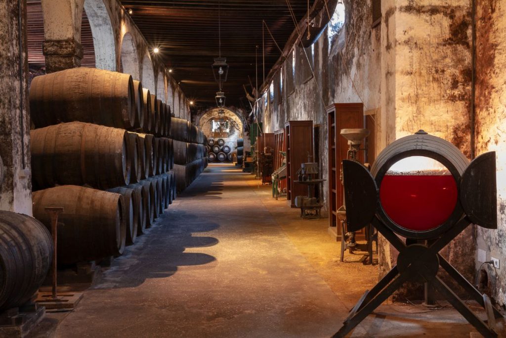 Sala de crianza en barricas de bodegas Osborne, en El Puerto de Santa María, Cádiz