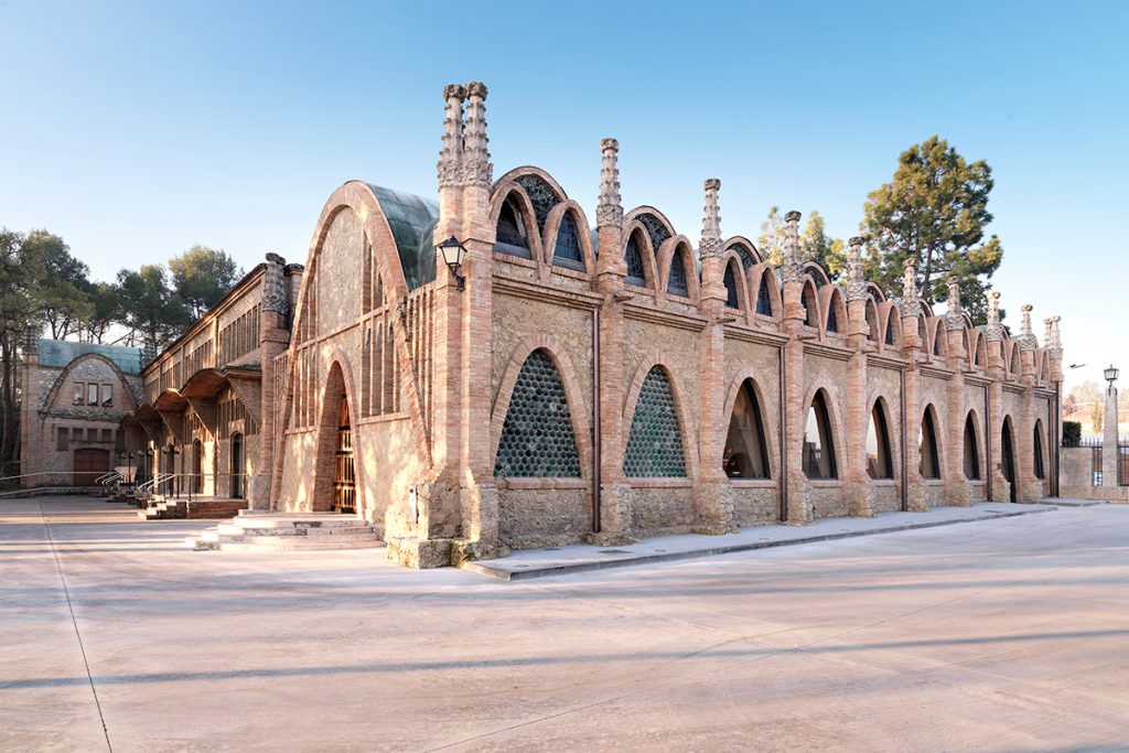 Fachada de edificio modernista de Cavas Codorníu, en Sant Sadurní d'Anoia, Penedés