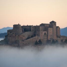Los 10 mejores Paradores monumento de España para una escapada de ensueño Castillo-fortaleza de Cardona entre nubes, Barcelona