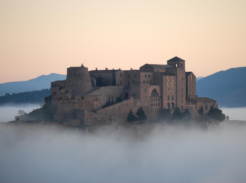 Castillo-fortaleza de Cardona entre nubes, Barcelona