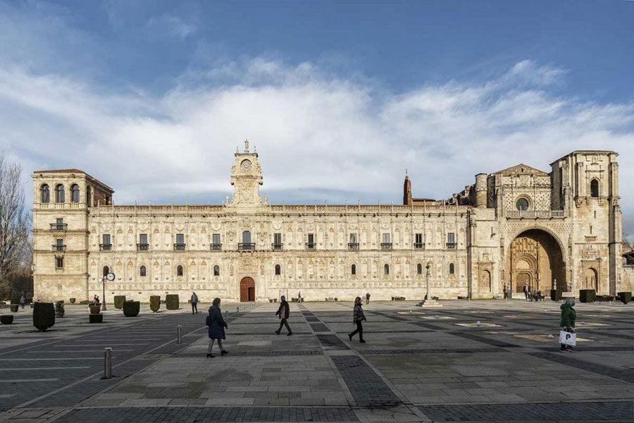 Fachada del Parador de Turismo de León
