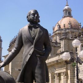 7 planes imprescindibles para hacer en Jerez de la Frontera Estatua junto a Catedral de Jerez de la Frontera