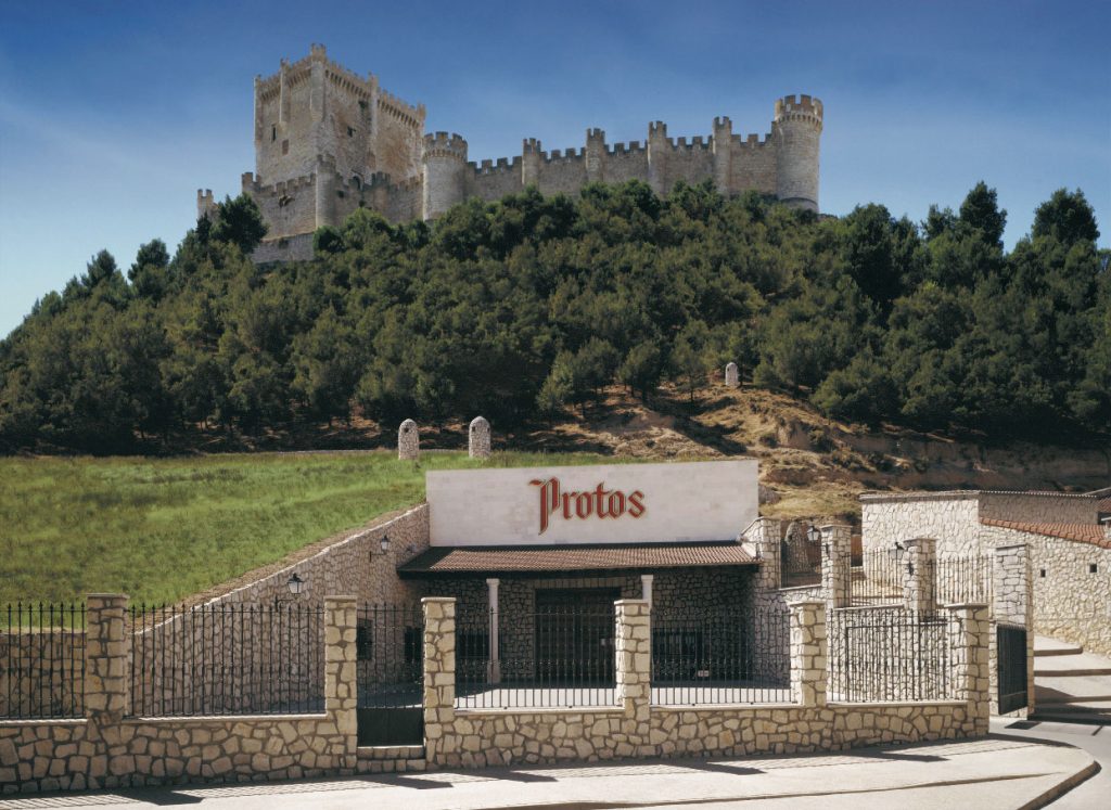 Entrada a Bodegas Protos bajo Castillo de Peñafiel, Ribera del Duero