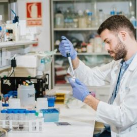 Investigador en laboratorio CRIS contra el cáncer