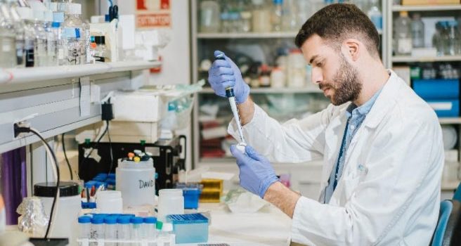 Logros de la Fundación CRIS en la lucha contra el cáncer Investigador en laboratorio CRIS contra el cáncer