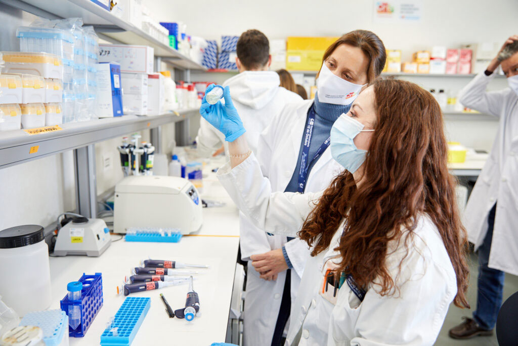 Investigadoras en laboratorio CRIS contra el cáncer