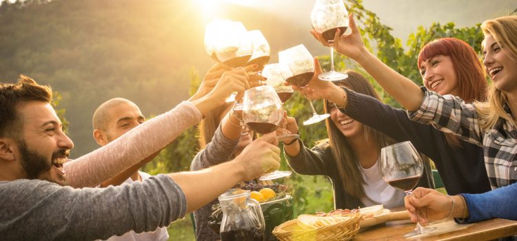 8 emocionantes actividades de ocio para disfrutar de una salida en grupo Momento de diversión en actividad de grupo