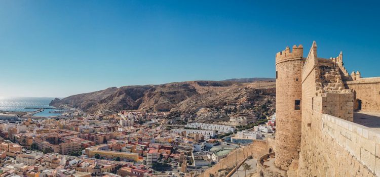 Qué ver en Almería capital, la joya luminosa del sureste andaluz Vista panorámica desde Alcazaba, ciudad de Almería