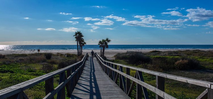 Explora las playas de la costa andaluza y encuentra tu pequeño paraíso en vacaciones Pasarela playa de Tarifa, Cádiz