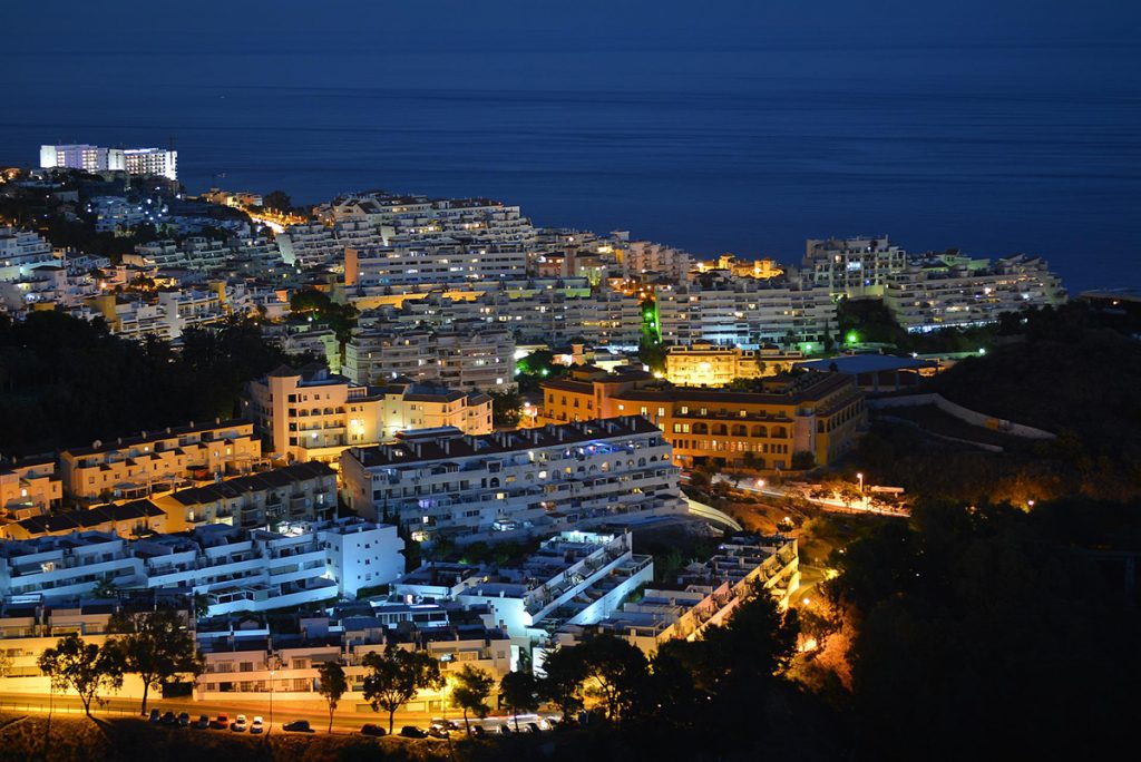Vista nocturna de Benalmádena, Málaga, Costa del Sol