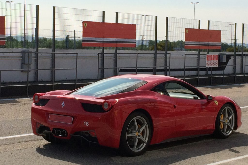 Conducir un Ferrari en un circuito de carreras