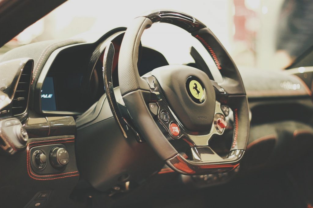 Volante para conducir un Ferrari