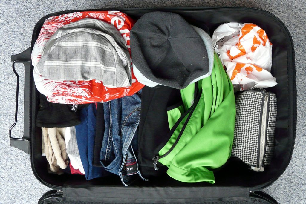 Organización de ropa en maleta de viaje