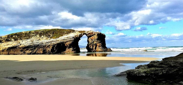 Qué ver en la Costa de Lugo, el paraíso natural más desconocido de la costa cantábrica Arcos de Playa de las Catedrales, Lugo, Galicia
