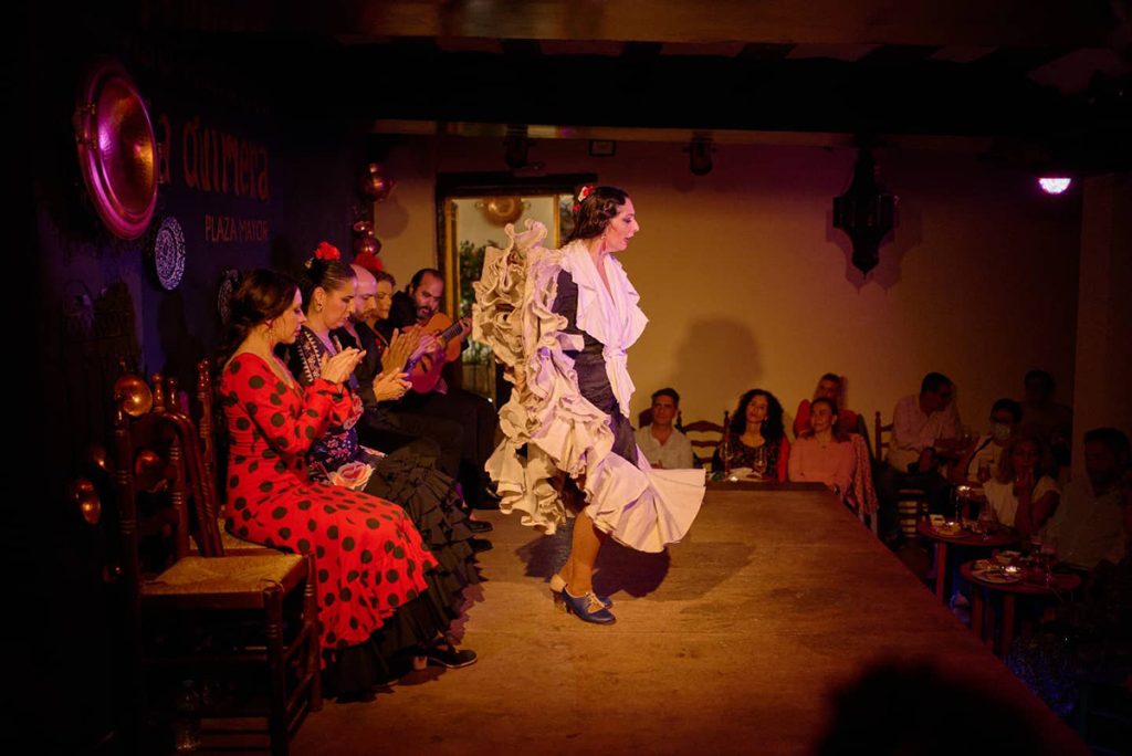 Bailaora con palmeros de espectáculo de tablao flamenco