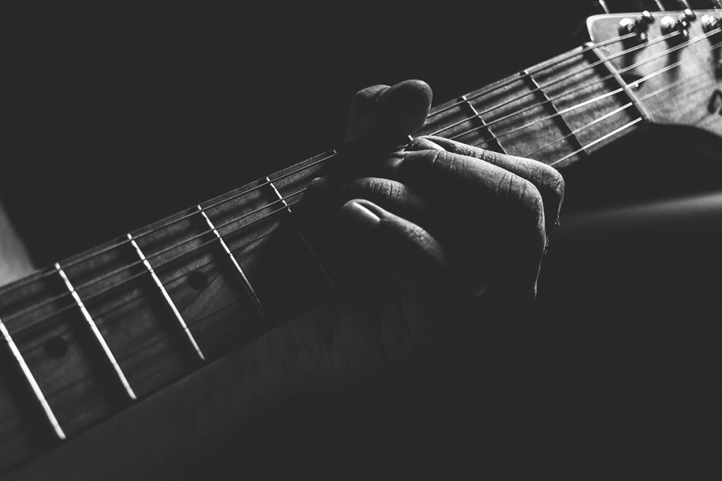 Mano tocando acorde de guitarra