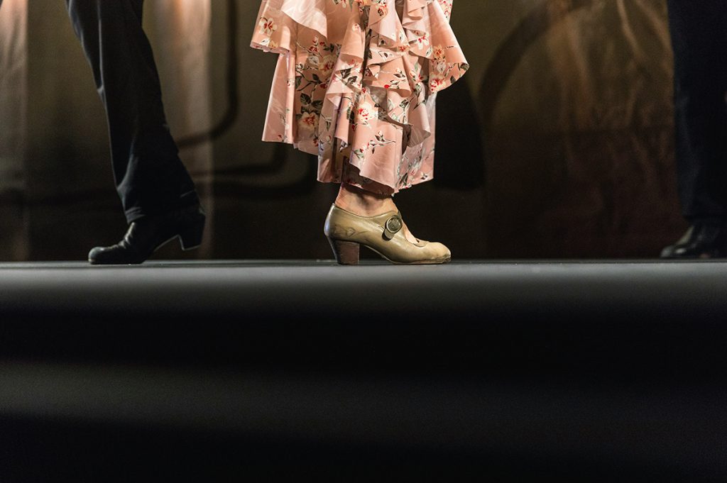Taconeo de zapatos en tablao flamenco