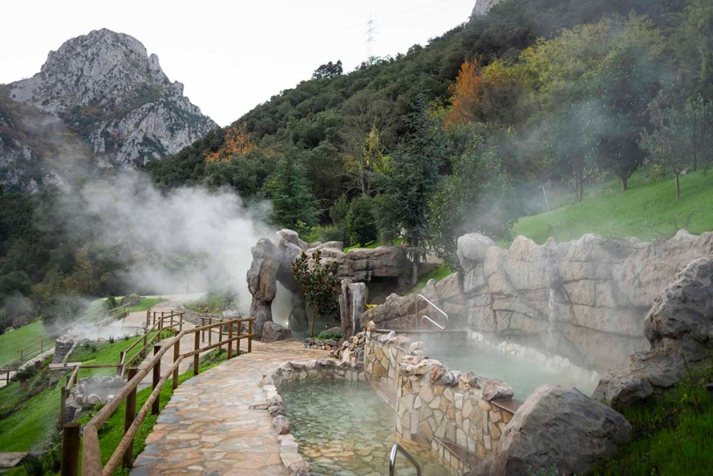 Piscina exterior del Balneario de La Hermida, Cantabria