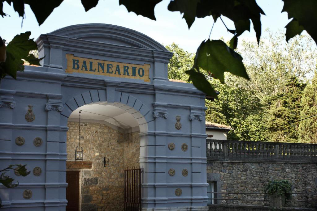 Puerta de entrada del Balneario de Alceda, Cantabria