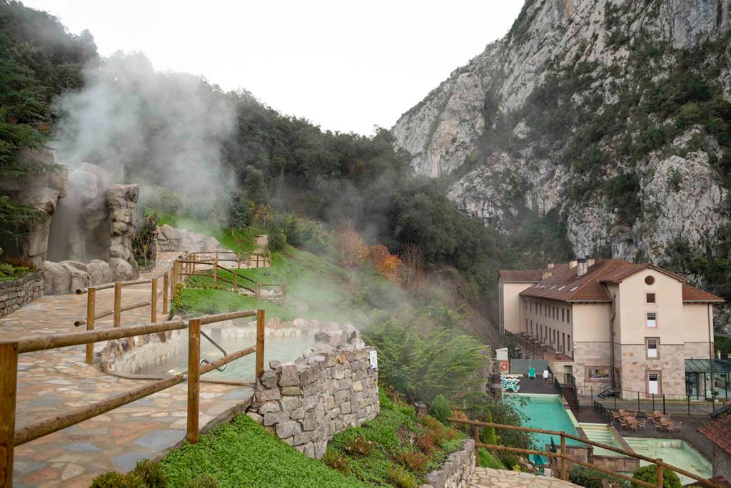 Vista exterior del Balneario de La Hermida, Cantabria