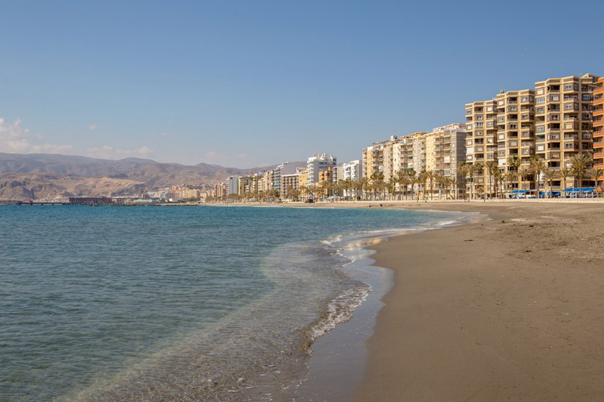 Playa del Zapillo en Almería ciudad