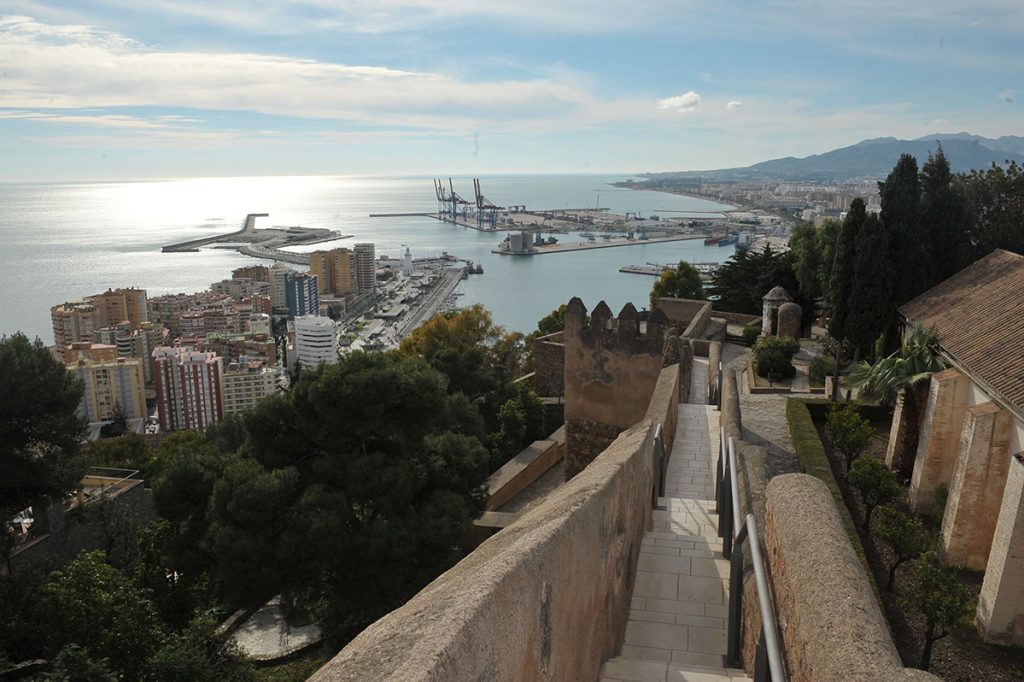 Vistas de puerto de Málaga desde Castillo de Gibralfaro