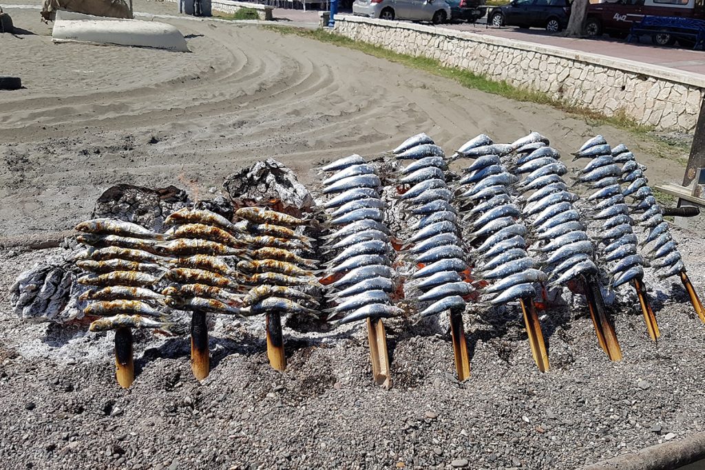 Espetos de sardinas en playa de Málaga