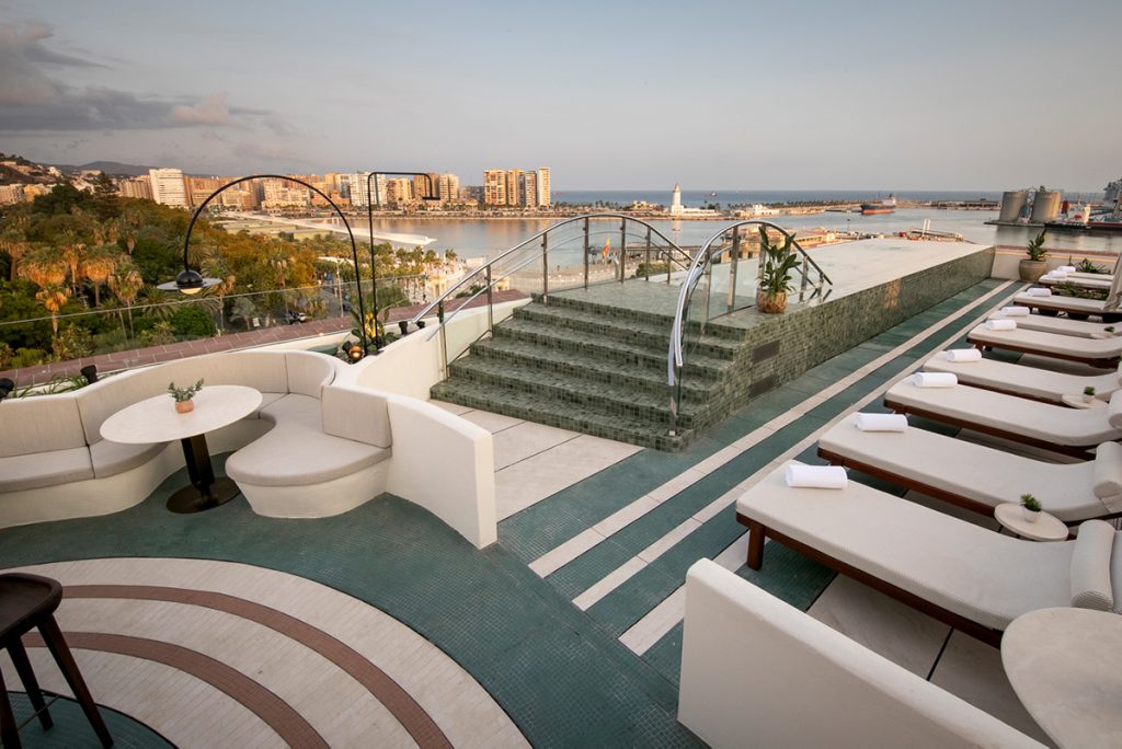 Piscina terraza del Hotel Only You Málaga