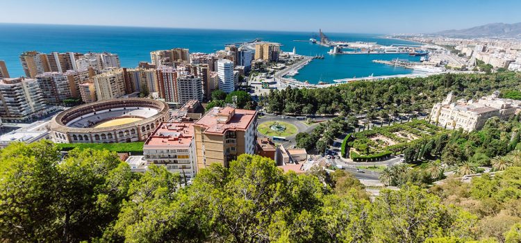 Qué ver en Málaga, la joya cultural mediterránea de la Costa del Sol Vista panorámica del Puerto de Málaga
