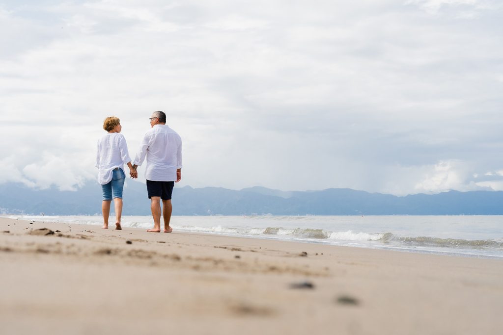 Paseo romántico de pareja por la playa