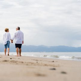 10 ideas de escapadas para regalar y celebrar un aniversario inolvidable Paseo romántico de pareja por la playa
