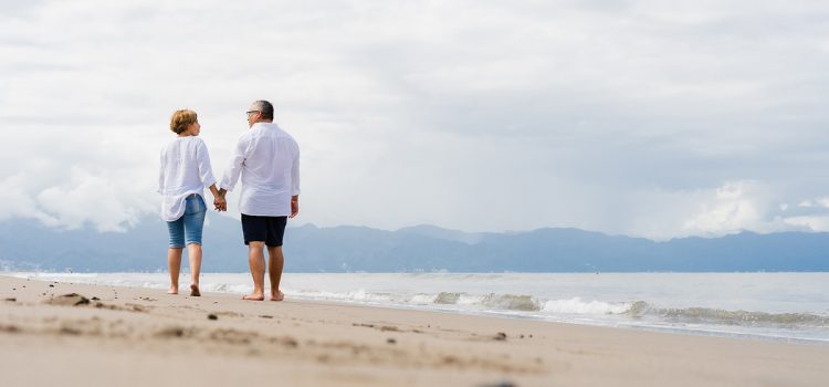 10 ideas de escapadas para regalar y celebrar un aniversario inolvidable Paseo romántico de pareja por la playa