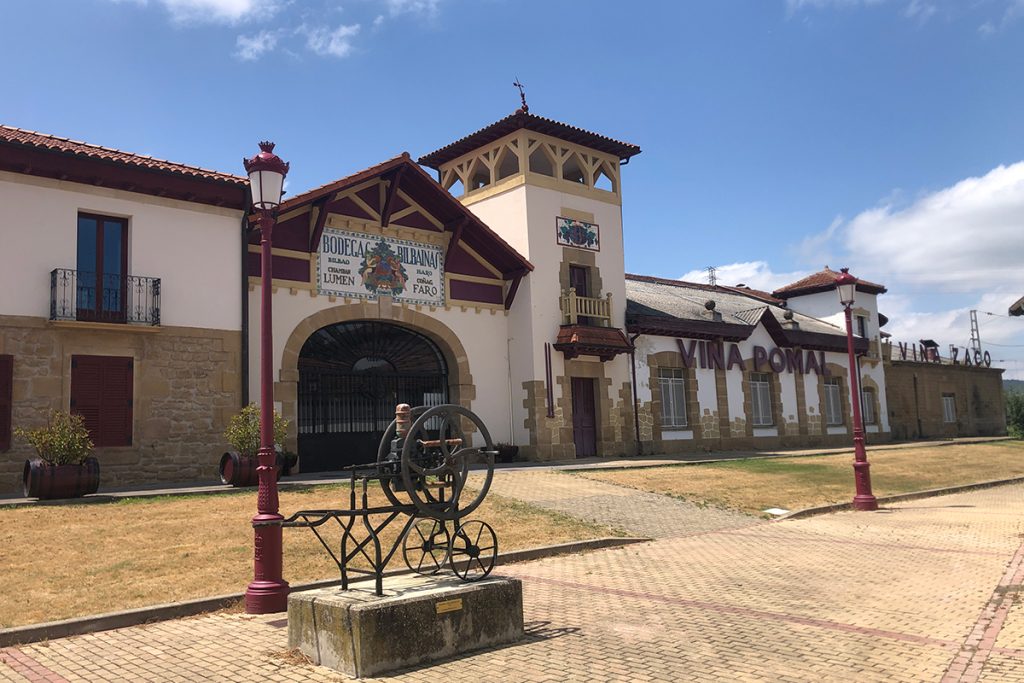 Fachada de Bodegas Bilbaínas, en el Barrio de la Estación de Haro, La Rioja