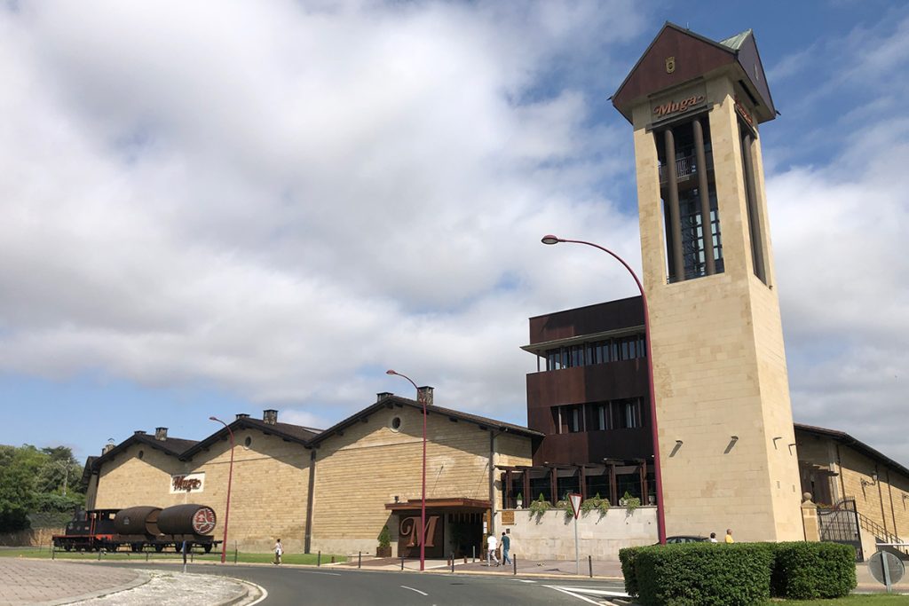 Fachada de Bodegas Muga, en el Barrio de la Estación de Haro, La Rioja