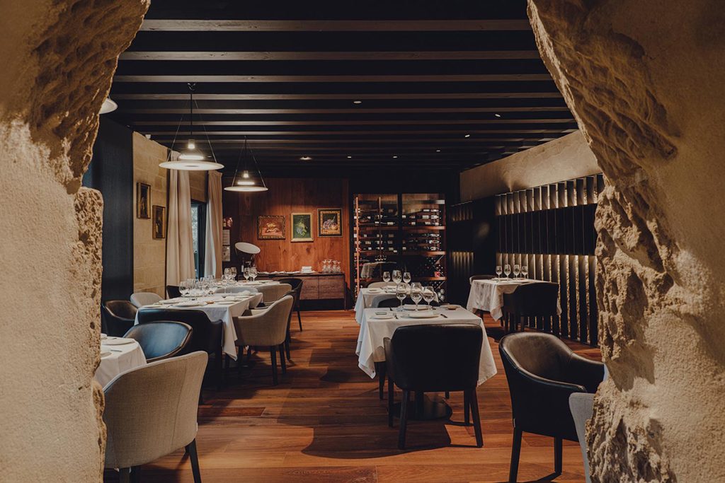 Interior de restaurante de Hotel Santa María de Briones, en Briones, La Rioja