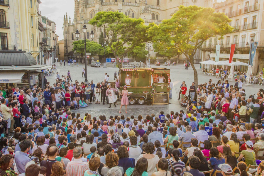 Actuación callejera de teatro de títeres en Festival Titiriumundi, Segovia