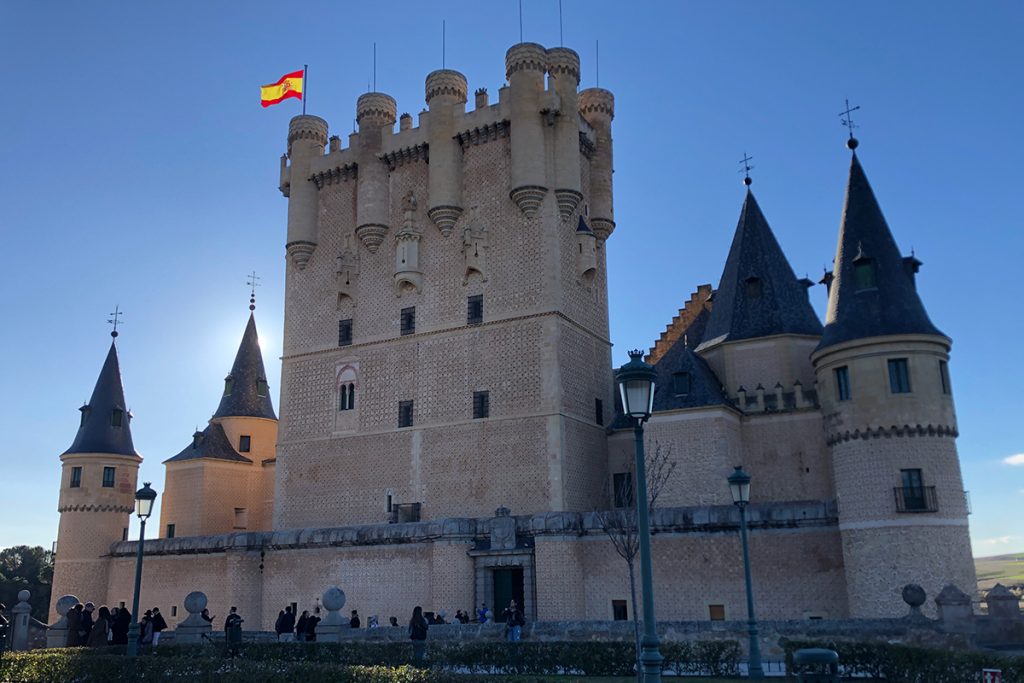 Fachada principal del Alcázar de Segovia