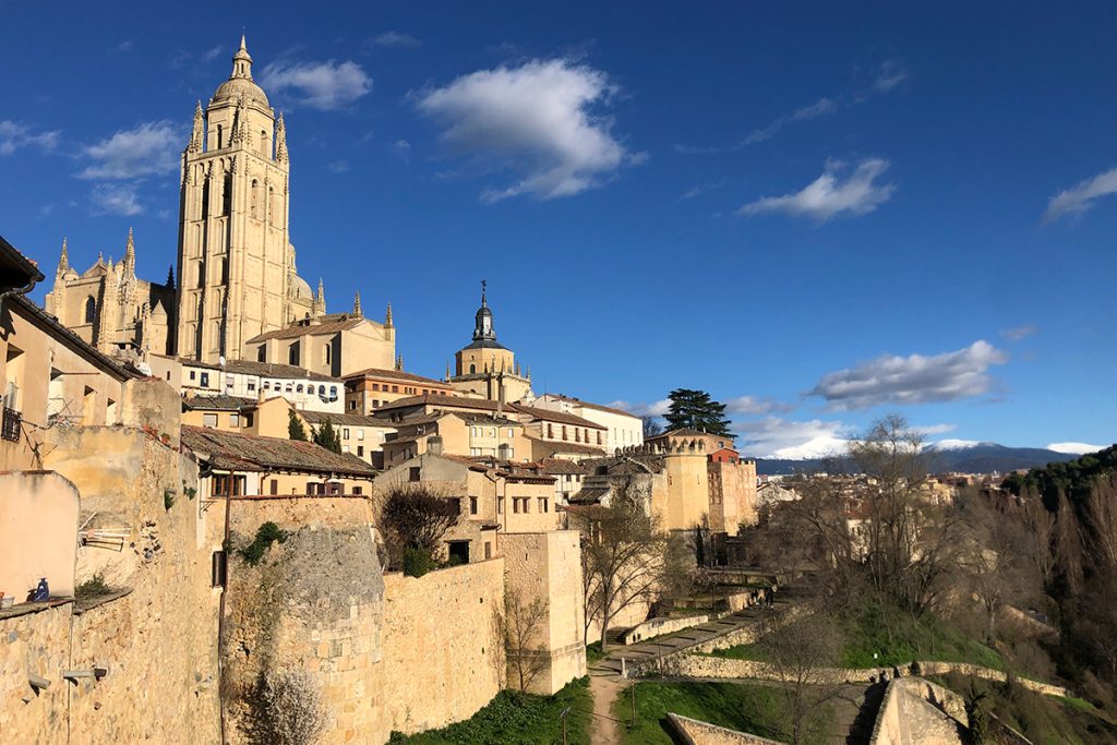 Vista desde mirador de muralla y catedral de Segovia