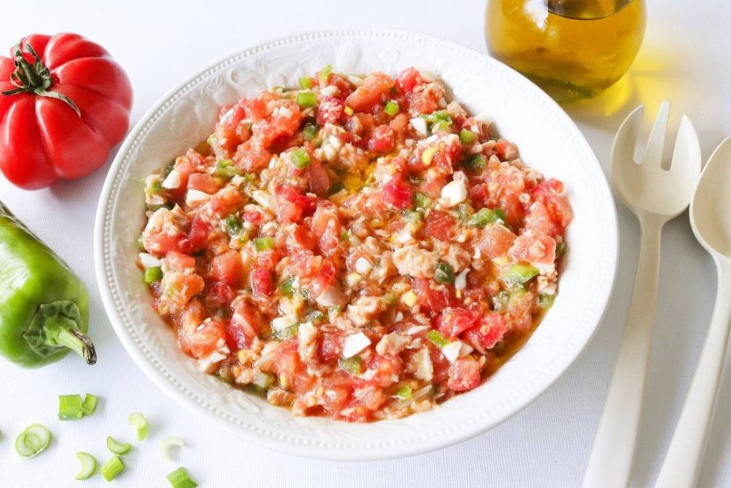 Plato de pipirrana para comer en Jaén